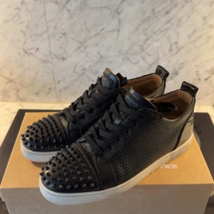 Christian Louboutin skor - säljer mina tvär feta skor för ett sjysst pris!  Kond: 8,5/10 då 2 spikar saknas och innersulorna är lite slitna. Og som följs med är låda, dustbags och 2 par snören