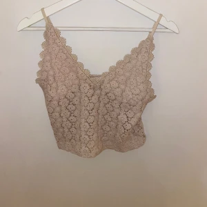 H&M linne - Ett jätte fint H&M linne med blommor. Stl M