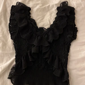 Zaratopp - Säljer min jättefina zara topp som är i nyskick pågrund av att den inte kommer till användning längre❤️ hör av er vid frågor eller intresse❤️