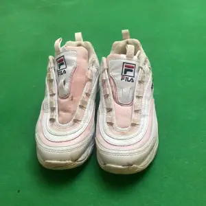 Fila skor med färgen vit och rosa,   med storlek 39 utan snöre