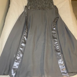Festklänning - En ganska ny klänning som bara använts ett fåtal gånger. Som är för liten nu annars en ganska fin men ändå enkel klänning i ett både bekvämt och tjusigt material. Klänningen har 2 satin band som sitter fast på klänningen som knyts bakifrån eller framifrån