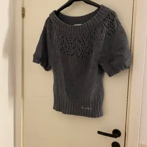 Stickad tröja med mönsterhål