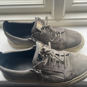 Giuseppi Zanotti skor - Ett par giuseppi skor som jag säljer pga storlek och de har varit väl använda så jag skulle säga att skicket är 6,5/10 men de har fortfarande mycket användning i sig. Bara fråga om det är något!