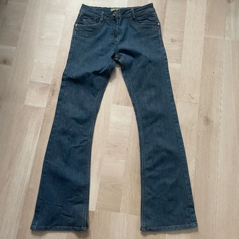 Skit snygga lågmidjade och utsvängda jeans! Midjemått tvärsöver: 37cm Innerbenslängd: 78cm 💙💙💙. Jeans & Byxor.