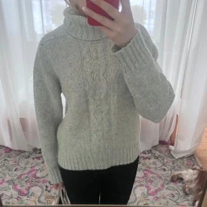 Stickad tröja - Väldigt mysig stickad tröja med polokrage, litet hål inget som läggs märke till!🐻