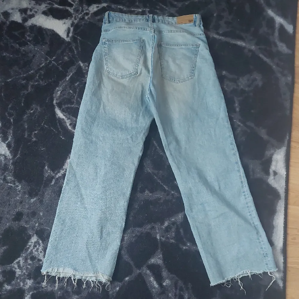 Ett par blåa jeans jag inte använder som jag skulle vilja sälja, de är i storlek M och är 