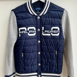 Ralph lauren Cardigan - Säljer nu denna sjukt snygga cardigan från Ralph lauren i toppskick | Nypris är cirka 2000kr, mitt pris: 499kr | Vid frågor eller funderingar är det bara att skriva!