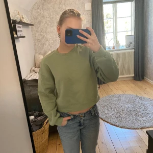 Tröja - Jättefin grön tjocktröja som är jättemysig, aldrig använd💚