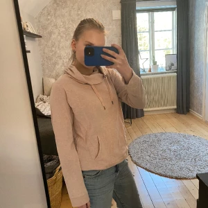 Tjocktröja  - Rosa tjocktröjan med polo och ficka vid magen 