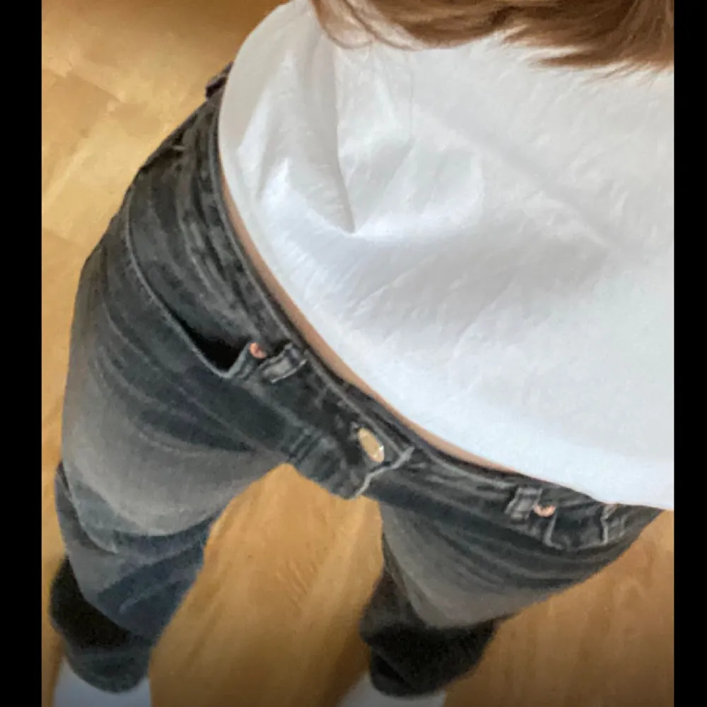 Mörkgrå Midwaist straight jeans från Zara i storlek 36, säljs inte längre på deras hemsida. Endast använda några fåtal gånger, ej särskilt slitna. . Jeans & Byxor.