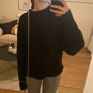 Stickad w - Stickad tröja från Nelly, kommer inte till användning. Skriv för fler bilder och lägg gärna prisförslag 😊 xs passar även som S