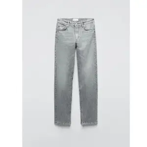 Supersnygga jeans från zara i ljusgrå färg. Använda någon gång, men ser ut och känns som nya. Kan skicka fler bilder på dem privat om det önskas 🥰