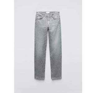 Supersnygga jeans från zara i ljusgrå färg. Använda någon gång, men ser ut och känns som nya. Kan skicka fler bilder på dem privat om det önskas 🥰