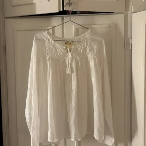 Blus - Säljer denna superfina blus med detaljer,  köpt secondhand därav vet jag inte märket🤍🤍storlek M passar S