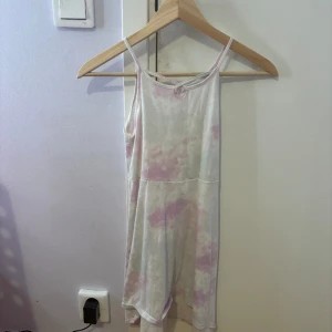 Tie Die lång klänning  - Denna klänning användes senast för 4-5 år sedan. Ålder är 7/8 år. Denna klänning är normal i storleken.