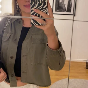 Zara jacka  - Säljer min favorit jacka från Zara. Säljer den för den är förkort för mig och vill köpa den i större storlek.  Hittar inte den på hemsidan så de är antagligen slutsåld. Säljer den för 300kr. 