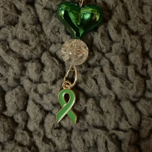 Nyckelring  - Nyckelring med grön band starkt symbolvärde inom vården