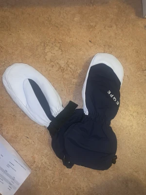 Skidvantar - Oanvända EQPE-skidvantar. Stl 7 mittens, ungefär lika stora som small vuxen. Jag har ca 17cm från hand till långfingerspets.   