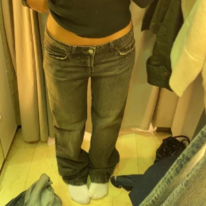 Jeans - Säljer dessa sjukt fina lågmidjade byxor jag köpte på zara för 500kr❤️ mitt pris är 299kr❤️ satt det är dunder❤️ storlek 36 skriv vid eventuella frågor❤️ tryck på köp nu