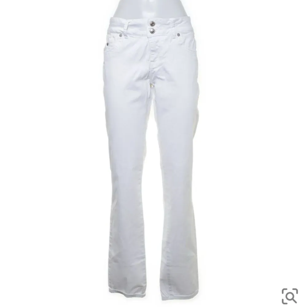 Säljer dessa byxor pga de är för stora för mig, det är skit snygga o lågmidjade!!!  . Jeans & Byxor.
