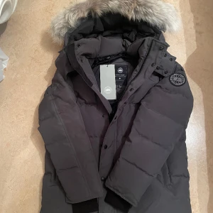 Canda goose jacka  - Hej, säljer en helt ny och oanvänd Canada goose jacka i storleken S, påse följer med. Priset kan diskuteras vid snabbaffär.