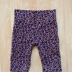 Biker shorts leopard rosa  - Träningsshorts/bike shorts/cykelbyxor i rosa och mörkblå leopard   Storlek M