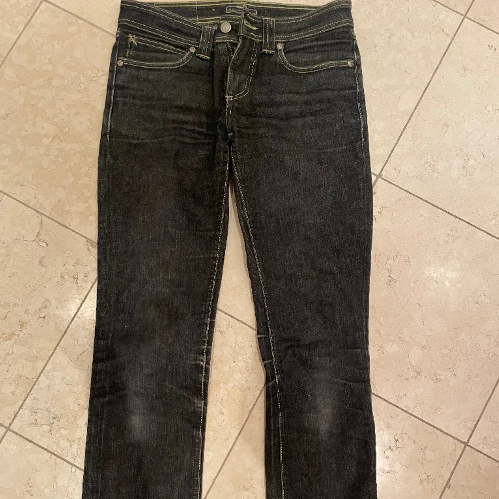 Low waist jeans, ganska raka och smala  Skriv för fler bilder! . Jeans & Byxor.