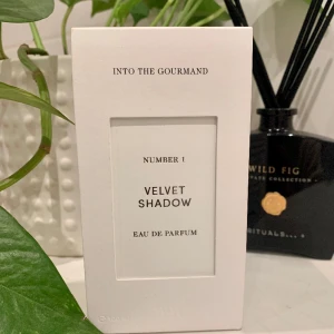 Zara parfym- Velvet shadow 100 ml - 100 ml. Söt doft med noter av marshmallow, bergamott och jasmin  189 kr är mitt sista pris