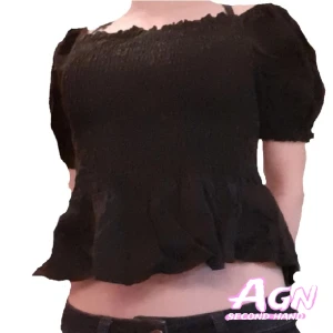 Svart blus - Köpt i spanien och tycker att det är synd att den inte kommer rill andvändning, inga defekter bara inte min stil:(. Stretchigt material, jag är s men passar nog xs-m möjligtvis L. Puffiga ärmar och som en mini "tjol" vid botten av plagget❤