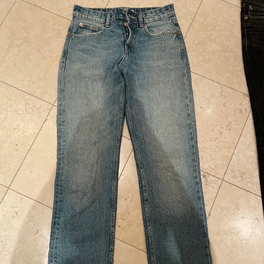 Midrise straight jeans från zara, flera knappar! Skriv för fler bilder!  Pris kan diskuteras . Jeans & Byxor.