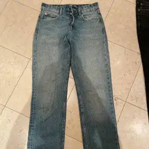 Midrise straight jeans från zara, flera knappar! Skriv för fler bilder!  Pris kan diskuteras 