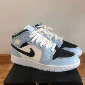 Air jordan mid - Air jordan 1 mid i färgen ” ice blue black”. Storlek 37.5. Hör gärna av er PM för mer info. Pris går alltid att diskutera vid snabb affär!✨