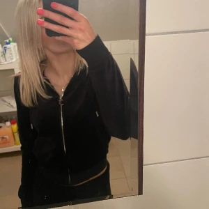 Juicy couture kofta  - Svart superskön juicy couture kofta som är mycket sparsamt använd❤️