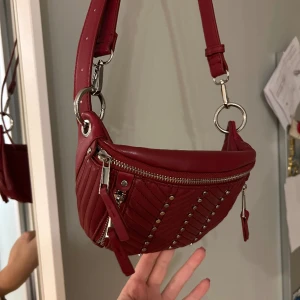 Röd väska - Cool unik väska från Zara