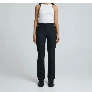 KOSTYMBYXOR - Nyskick! Andvända 2 gånger inga fläckar slitage eller något  Storlek 34 och lite korta för mig som är 174 om man vill att det ska nudda marken🤍