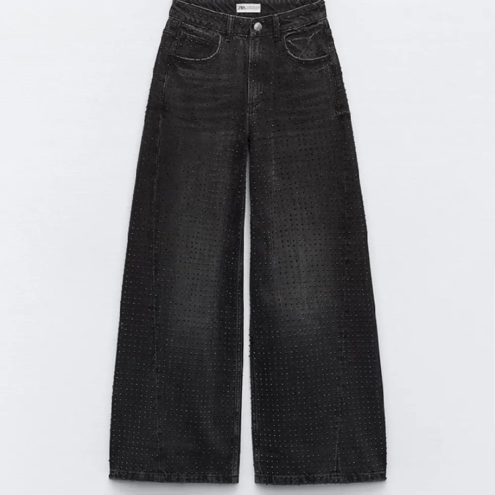 Söker dessa byxor i storlek 36 eller 38!! Hör av dig om du sitter inne på dom och vill sälja 🌟🙏🏼. Jeans & Byxor.