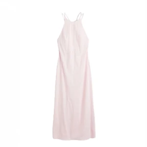 rosa maxi klänning  - säljer denna jättesnygga rosa maxiklänningen. perfekt till fest eller sommaren. använt 1 gång och har inga defekter. om du har frågor så är det bara att kontakta mig!