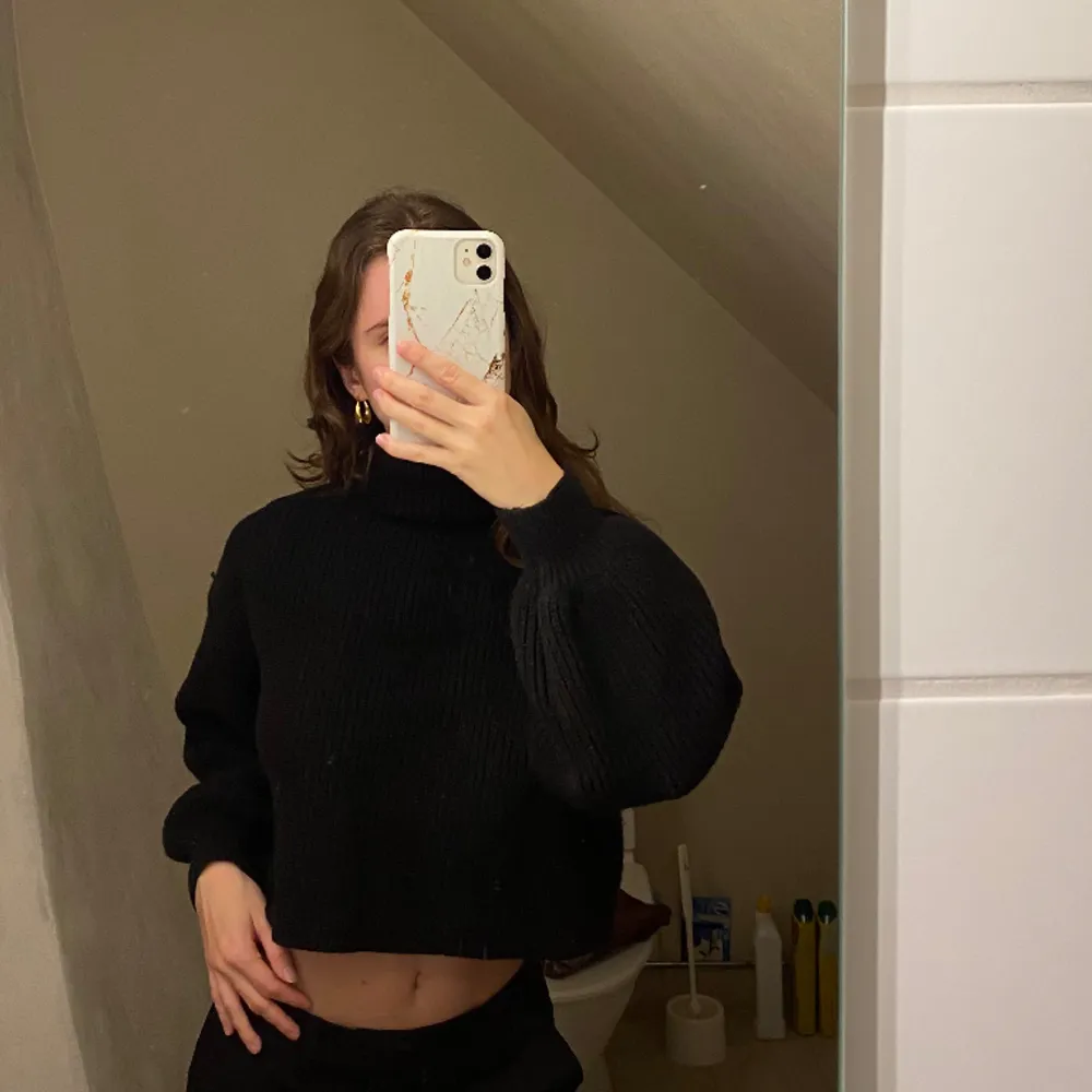 En stickad tröja från Monki med turtleneck! Superfin och mysig💓. Tröjor & Koftor.