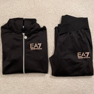 EA7 Emporio Armani  - Säljer denna tracksuit från Armani som inte kommer till användning.  Har användts ett fåtal gånger men är fortfarande i mycket bra skick. Den har en ganska smal passform och är i storlek XS. 