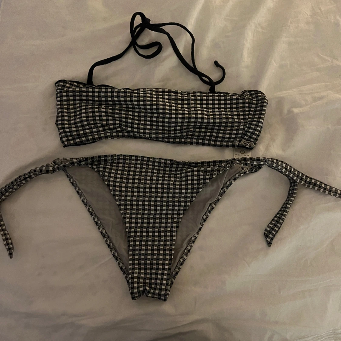 rutig bikini i svart och vitt