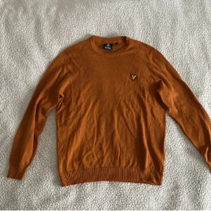 Lyle and Scott tröja - Hej säljer denna fina tröjan från lyle och scott. Tröjan har ett litet hål vid kragen som går att fixa. Storlek M Vid frågor eller intresse skriv 