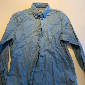 Demin skjorta dressman 39/40 M - Mjuk skön jeansskjorta från dressman.