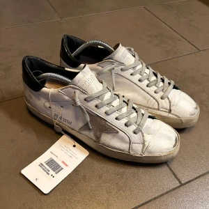 Golden Goose - Tjena! Säljer dessa skit snygga golden goose skor i stl 44. Inget og tillkommer. Minsta fundering är det bara att höra av sig🙌