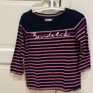 Tröja med halvlång ärm  - Tröja i blått med rosa ränder och halvlång ärm från Bondelid. Bra skick. 100% bomull. 