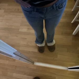 Flare Jeans  - Ljusblå flare jeans med slits längst ner. Från Vero Moda, använda fåtal gånger.🤍