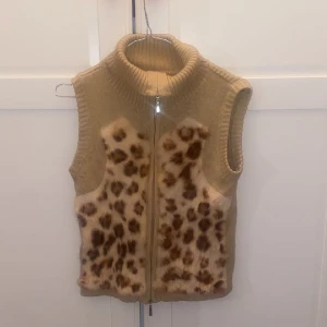 Väst med dragkedja - Så cool väst med leopardmönstrad fuskpäls och dragkedja💓🐆Supersnygg över en t-shirt. Fint skick. Passar S-M, har stretch. Skriv vid funderingar och kolla in mina andra annonser🪩🎀