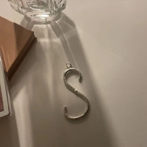 Maria Nilsdotter  - Säljer min berlock från Maria Nilsdotter. Den heter wonky letter och är i den stora modellen. Endast berlocken följer med. Pris kan diskuteras vid snabb affär 