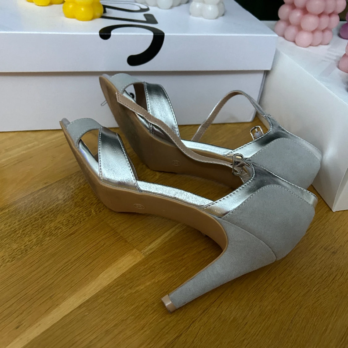 Silvergrå klackskor - 91