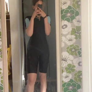 Baddräkt med en drag kedja. - Jag säljer min baddräkt pga oanvändning. Den är snygg på kroppen, den ger även en form och den är så bekväm. Den har en stretch kvalitet. Den passar i S/M. Har använt den EN GÅNG .