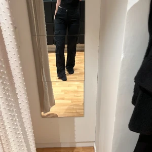 Cargo byxor  - Säljer dessa cargo byxor med fickor ibak samt på sidorna fram. De är från pull&bear i storlek 36. Skicka för fler bilder💓